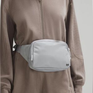 Lululemon Everywhere Belt Bag Large in Light Gray